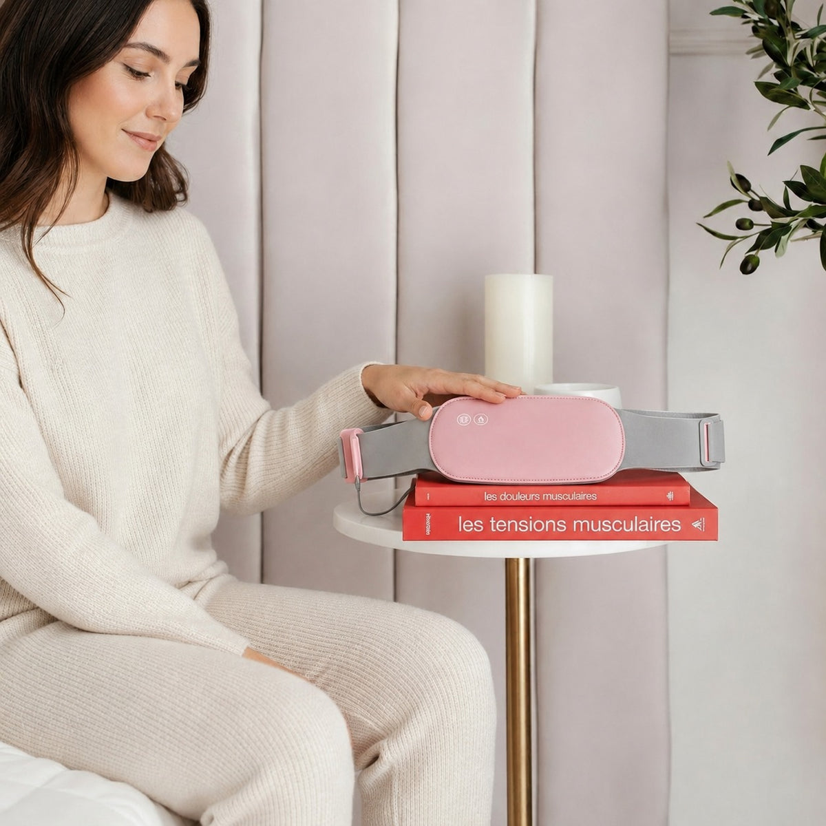 Ceinture chauffante Belyss posee sur une table de salon